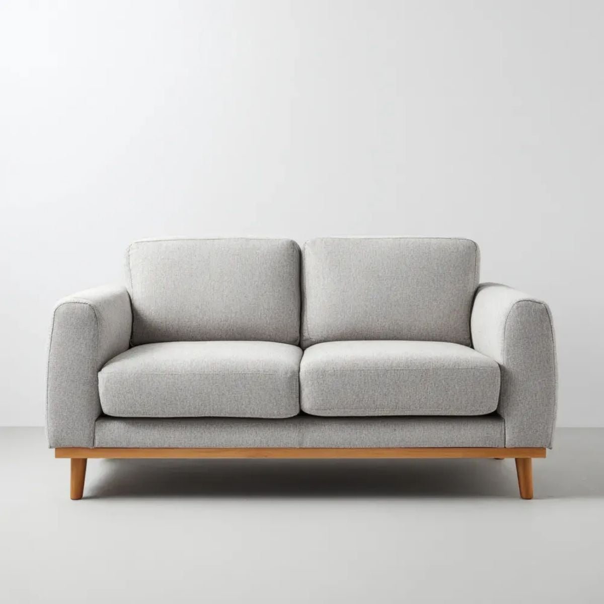 Dwuosobowa sofa z poliestru na drewnianych nogach, jasnoszara z naturalnobrązowymi detalami, 160 × 85 × 82 cm